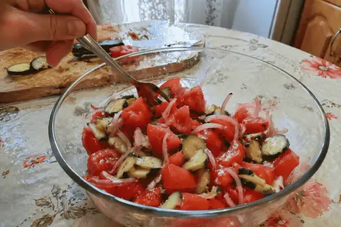 Pyszna sałatka z pomidorów i grillowanego bakłażana, idealna do letniego grilla.