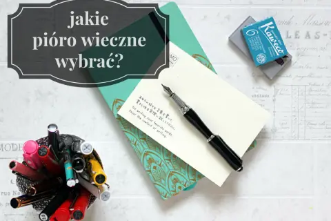 Eleganckie pióro wieczne na tle notatnika i kartki z napisem "Try writing your favorite words".