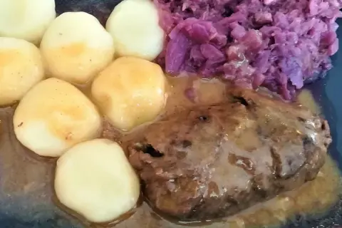 Rolada śląska w sosie, podana z kluskami śląskimi i czerwoną kapustą. Pyszny, tradycyjny obiad.