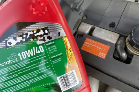 Olej 10W/40 do silnika z przebiegiem powyżej 300 tysięcy. Warto sprawdzić specyfikację, by dobrać odpowiedni.