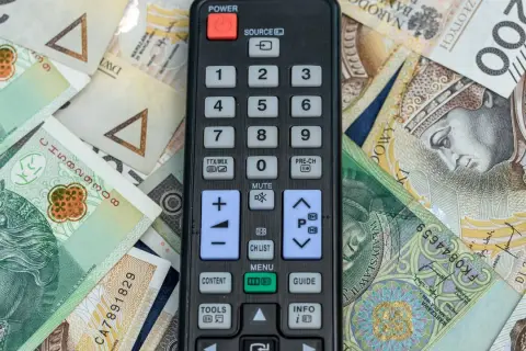 Pilot do telewizora leżący na polskich banknotach.