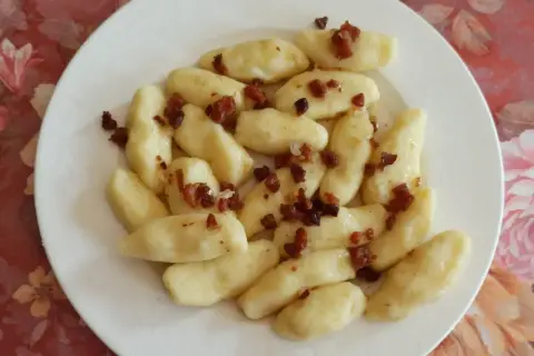 Pyszne kopytka z boczkiem, idealne na obiad. Dowiedz się, jak zrobić dobre kopytka!