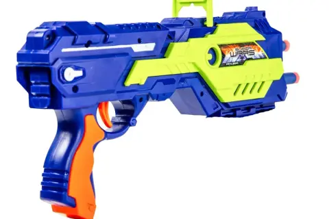 Niebiesko-zielony pistolet na strzałki piankowe z pomarańczowym uchwytem, gotowy do zabawy w Super Wars!