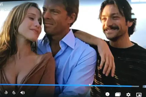 Il cast di Capri - S2E26: una donna bionda tra due uomini, uno con camicia azzurra, l'altro con maglia a righe.