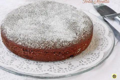 Torta Moretta, una base soffice e scura, cosparsa di zucchero a velo, pronta per essere farcita.