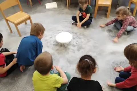 Lód w przedszkolu: Proste eksperymenty, wielka nauka!