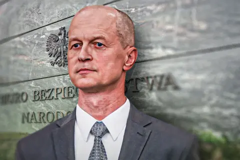 Mężczyzna w garniturze przed budynkiem z godłem Polski. Czy to precedens co to za instytucja?