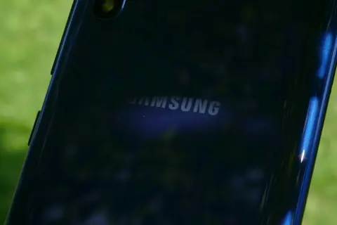 Tylna obudowa Samsung Galaxy A10, z widocznym logo Samsung. Poznaj galaxy a10 dane techniczne.