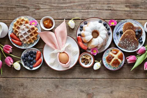 Wielkanocny brunch: gofry, babka, naleśniki, owoce, orzechy i tradycyjne pieczywo. Idealny pomysł na to, brunch co to.
