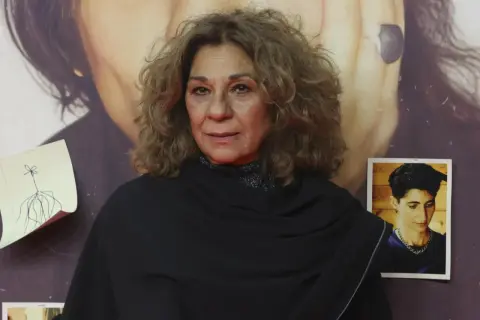 Lolita Flores, con su melena rizada y un chal negro, posa ante un cartel. ¿Qué edad tiene Lolita Flores?