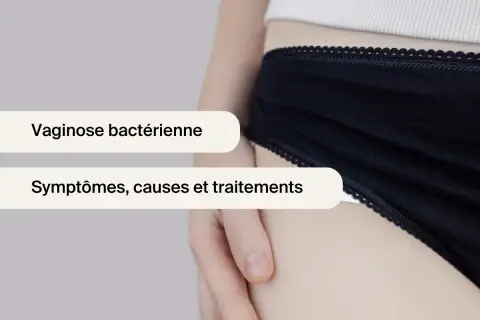 Gros plan sur une personne portant des sous-vêtements noirs, avec des textes superposés sur la vaginose bactérienne, ses symptômes, causes et traitements.