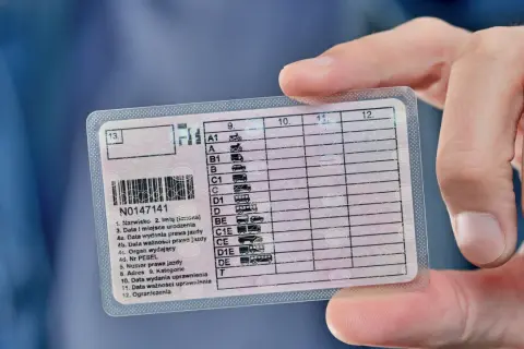 Main tenue d'un permis de conduire polonais. La question "combien de temps pour refaire un permis de conduire" est une préoccupation courante.