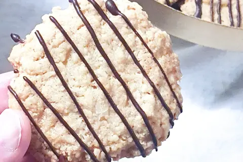 En närbild på en chokladdrypad havrekaka, perfekt för ett enkelt havrekakor recept.