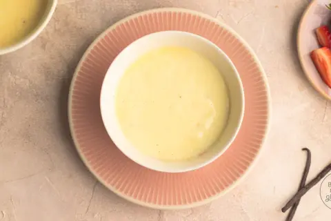 Cremiger Vanillepudding, perfekt zum Pudding selber machen. Dazu frische Erdbeeren und Vanilleschoten.