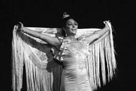 Lola Flores, con su mantón de flecos, actuando con pasión. Murió a los 72 años.