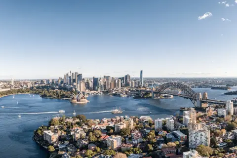 Widok na Sydney z Operą i mostem Harbour Bridge. Marzysz o podróży? Sprawdź, ile kosztuje wycieczka do Australii!