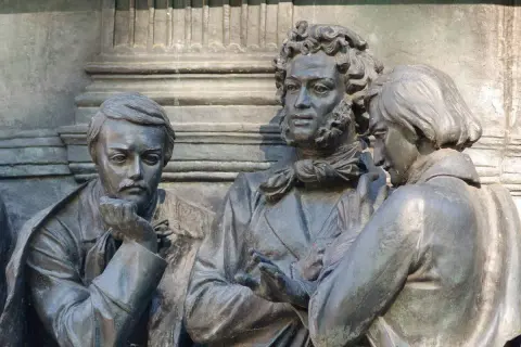 Brązowe rzeźby trzech mężczyzn, symbolizujące romantyzm. Najważniejsze informacje o epoce w sztuce i literaturze.