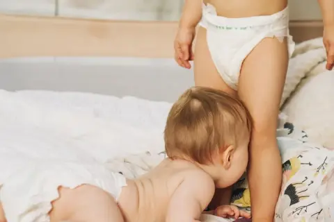 Ile pampersów dziennie zużywa dziecko? Odkryj, jak zaoszczędzić