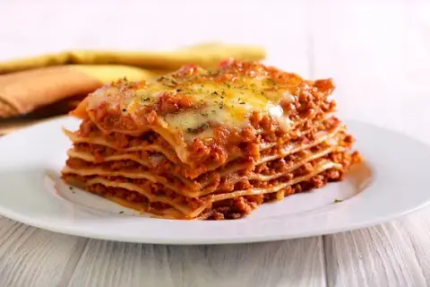 Ile kalorii ma lasagne? Poznaj wartość energetyczną popularnego dania