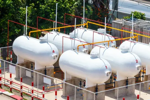 Jak powstaje LPG? Poznaj tajniki produkcji i źródła gazu płynnego