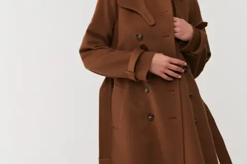Jakie dodatki do brązowego płaszcza damskiego? 7 stylowych porad
