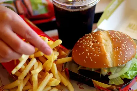 Ile kalorii ma burger drwala? Zaskakujące fakty o kaloryczności