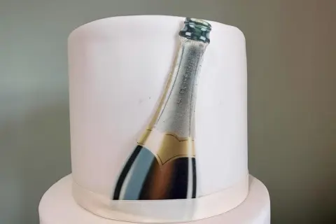 Torta a forma di cuore con decorazioni a tema San Valentino, inclusa una cialda con una dolce dedica.