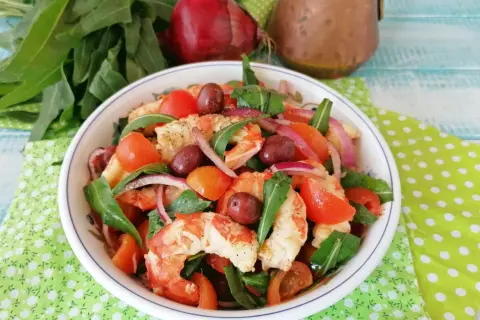 Insalata fresca con gamberi succulenti, pomodorini, olive e cipolla rossa. Un'esplosione di sapori mediterranei, perfetta come catalana di gamberi estiva.