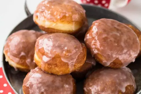 Stary przepis na pączki babci. Złociste, puszyste, oblane lukrem. Idealne na tłusty czwartek.