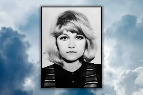 Vesna Vulović, en ung kvinna med blont hår och markerad makeup, blickar mot betraktaren.