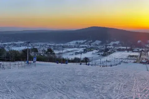 Śnieg w Górach Świętokrzyskich? Sprawdź, gdzie jeździć i co robić!