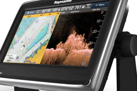 Schermo Raymarine che mostra una mappa nautica e un'immagine sonar, illustrando come funziona un ecoscandaglio per esplorare i fondali marini.