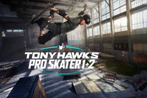 Skater wykonuje trik w powietrzu na tle hali z logo gry Tony Hawk's Pro Skater 1+2.
