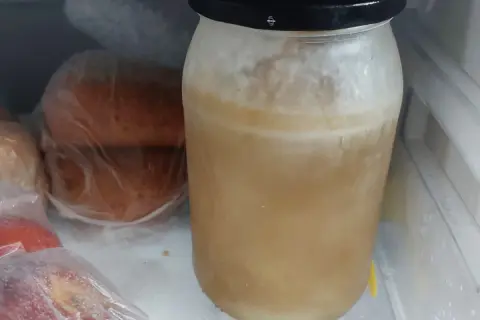 Słoik z zamrożoną zupą w lodówce. Chcesz wiedzieć, jak szybko rozmrozic zupę w sloiku?