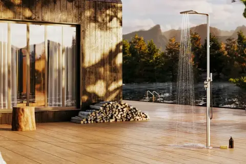 Doccia in giardino senza scarico, un'oasi di relax con vista lago e montagne. L'acqua scende su un deck in legno, creando un'atmosfera serena.