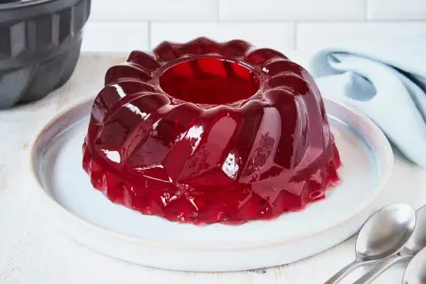 Ein glänzender, roter Wackelpudding in Gugelhupfform, bereit zum Genießen. Perfekt, um Wackelpudding selber machen zu lernen!