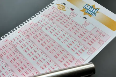 Kupon Mini Lotto z zaznaczonymi polami do wyboru liczb.