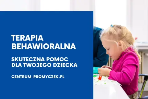 Terapia behawioralna dla dzieci: mała dziewczynka skupiona na zabawie klockami, wspierana przez terapeutę. Centrum-promyczek.pl