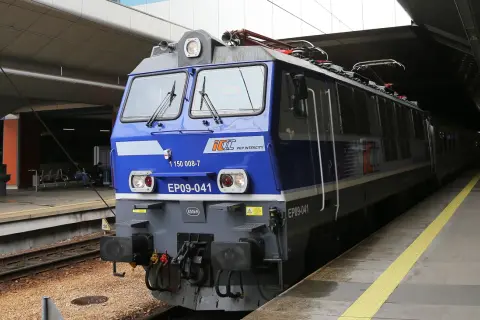 Niebieski pociąg PKP Intercity EP09-041 stoi na peronie 4, gotowy do odjazdu.