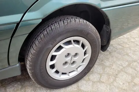 Koło samochodu Daewoo z felgą i oponą. Widać otwory na śruby, które zapewniają stabilne mocowanie.