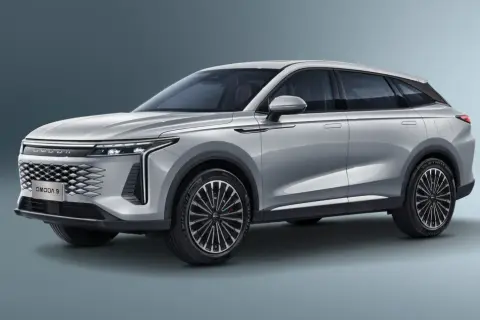 Srebrny SUV Omoda 9 prezentuje swoje eleganckie linie i nowoczesny design. Poznaj jego imponujące omoda 9 wymiary.