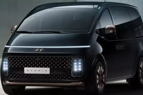 Nowoczesny czarny Hyundai Staria z charakterystycznym pasem LED i siatkowym grillem.