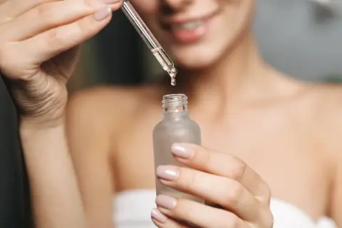 Kwas fitynowy w kroplach z pipety, aplikowany do buteleczki z serum. Delikatna pielęgnacja dla promiennej cery.