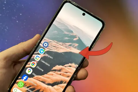 Mano sujetando un teléfono con un launcher Android, mostrando iconos de apps como Telegram, Calendario, Chrome, Maps, Facebook y WhatsApp.