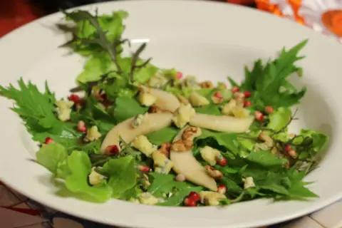 Ein köstlicher Rucola Salat mit Birne, Blauschimmelkäse und Granatapfelkernen. Perfekt für ein leichtes Mittagessen oder als Beilage.