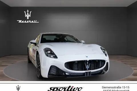 Białe Maserati w salonie, gotowe do jazdy. Sprawdź aktualną maserati cena i wybierz swój wymarzony model.