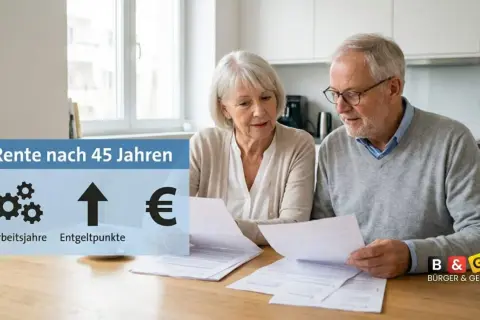 Älteres Paar prüft Unterlagen zur Rente nach 45 Jahren. Wie viel Rente gibt es für 40 Rentenpunkte?