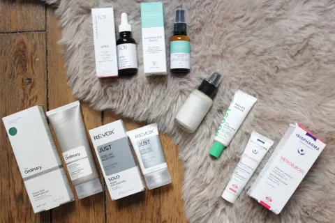 Collection de soins pour la peau : sérums et crèmes contenant de l'acide salicylique et de l'acide azélaïque.