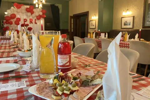 Impreza w stylu PRL: Smaki, które przeniosą cię w przeszłość