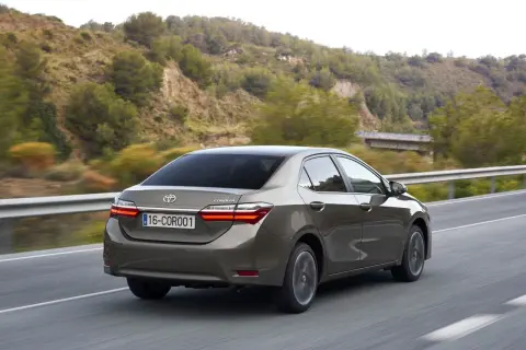 Szary sedan Toyota Corolla 1.6 benzyna jedzie po drodze. Jaki olej do silnika?